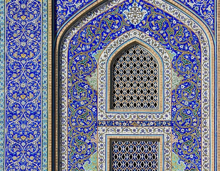 نمای یک بنای تاریخی با معماری ایرانی