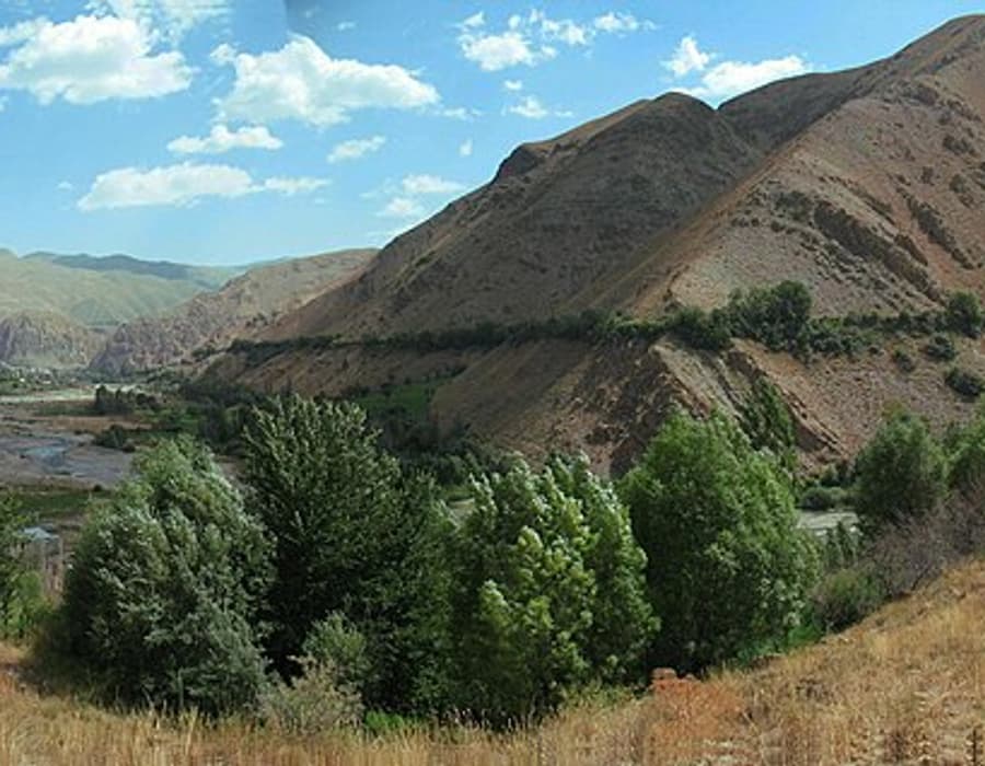 چشم‌انداز کوهستانی